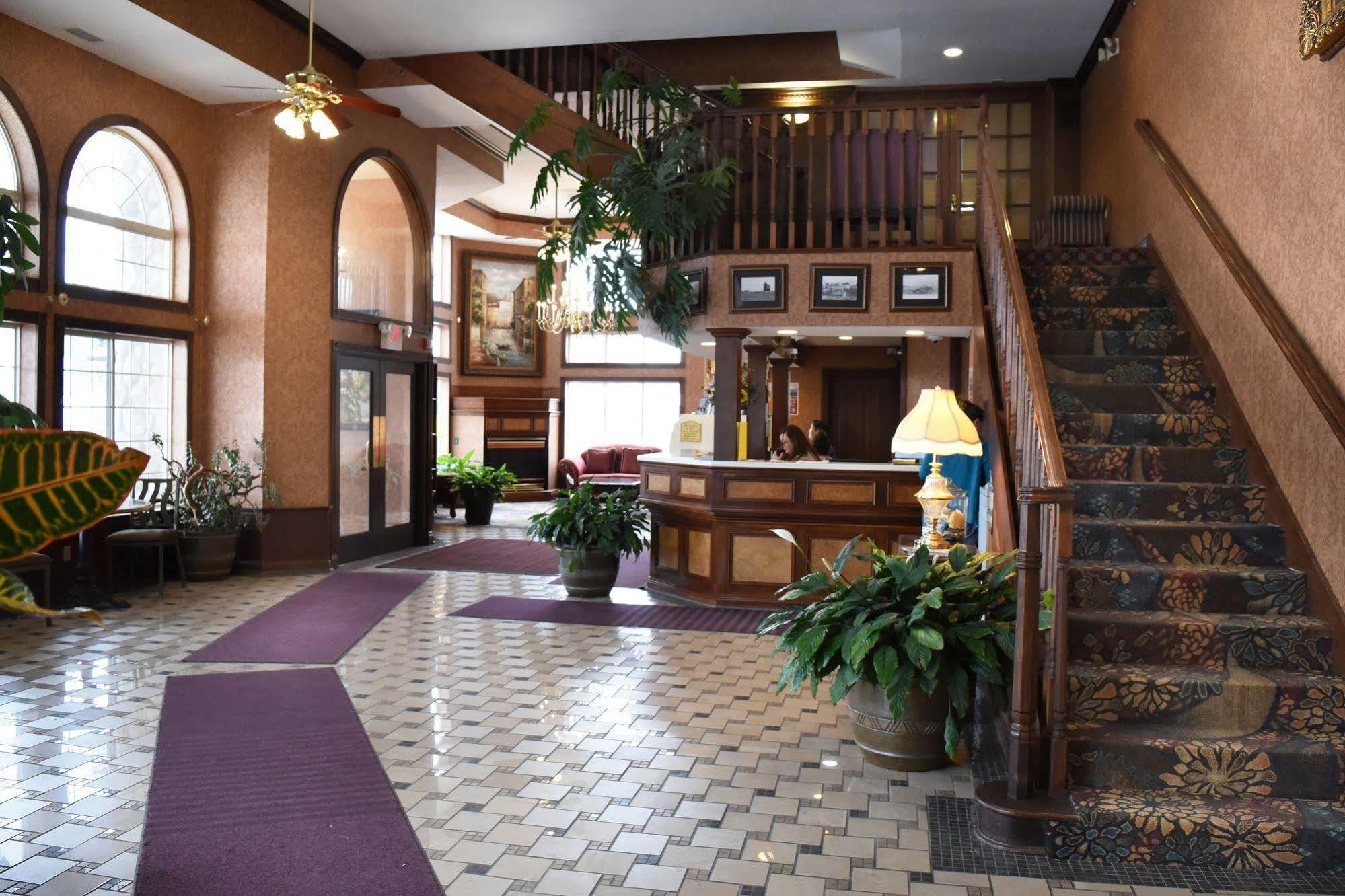 Hamilton Inn Select Beachfront Mackinaw City Exterior photo